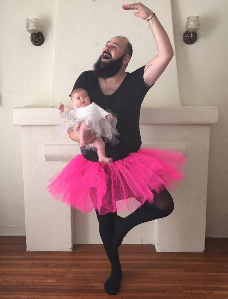 Você vai morrer de rir com as fotos que este pai tira com sua filha de 9 meses 11