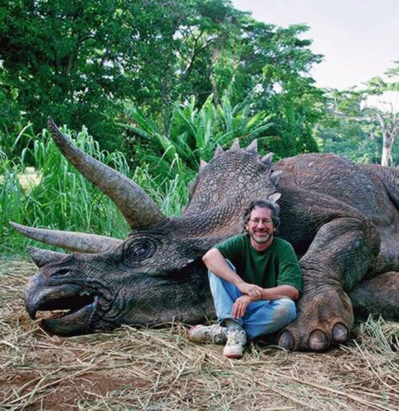 Steven Spielberg  criticado no Facebook por matar um triceratops