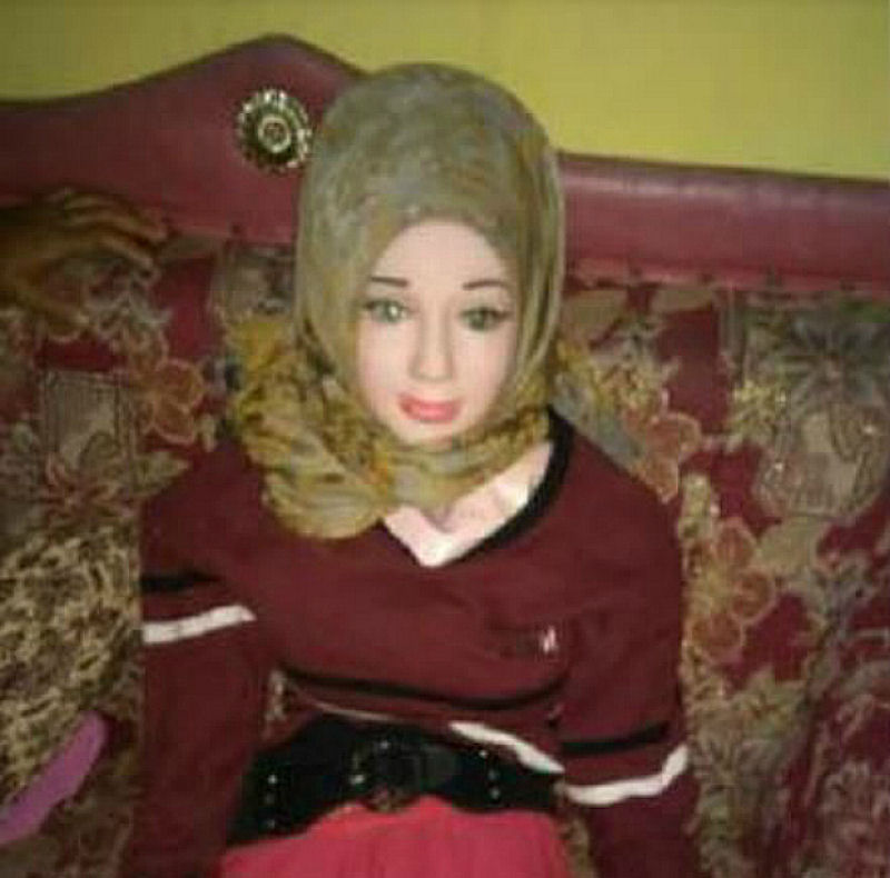 Moradores de aldeia na Indonsia confundem uma boneca realdoll com um... anjo