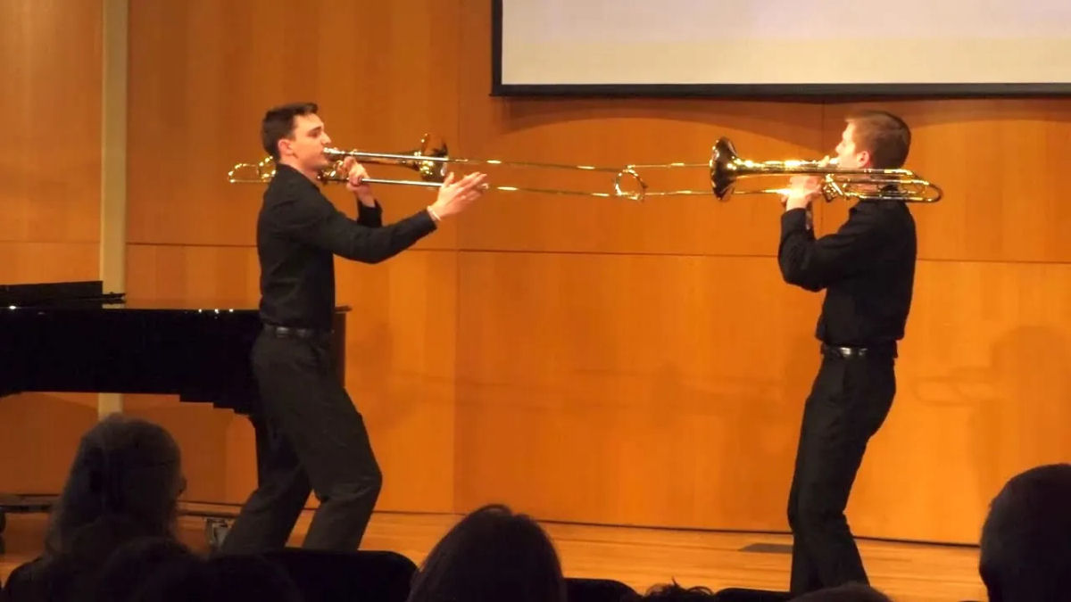 Trombonistas apresentam divertido dueto de cabo de guerra