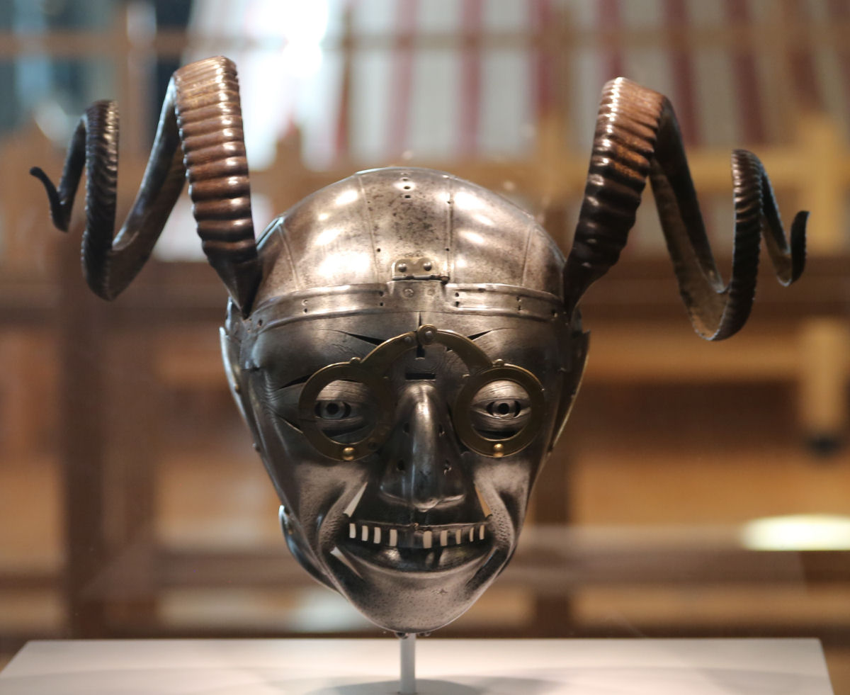 O estranho capacete com chifres do rei Henrique VIII