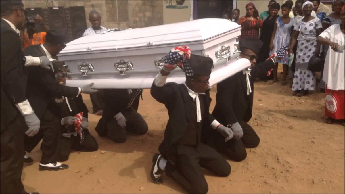 Os dançarinos carregadores de caixão que alegram enterros em Gana
