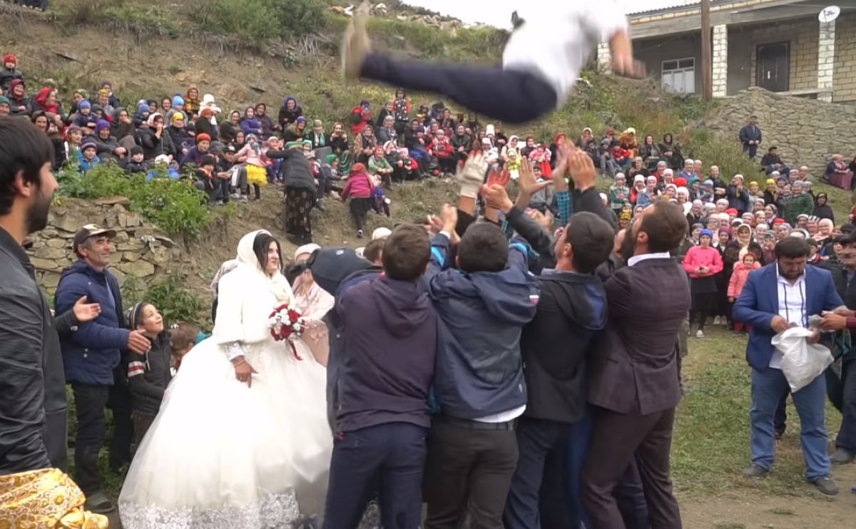 A divertida festança de um casamento tradicional no Cáucaso Daguestanês