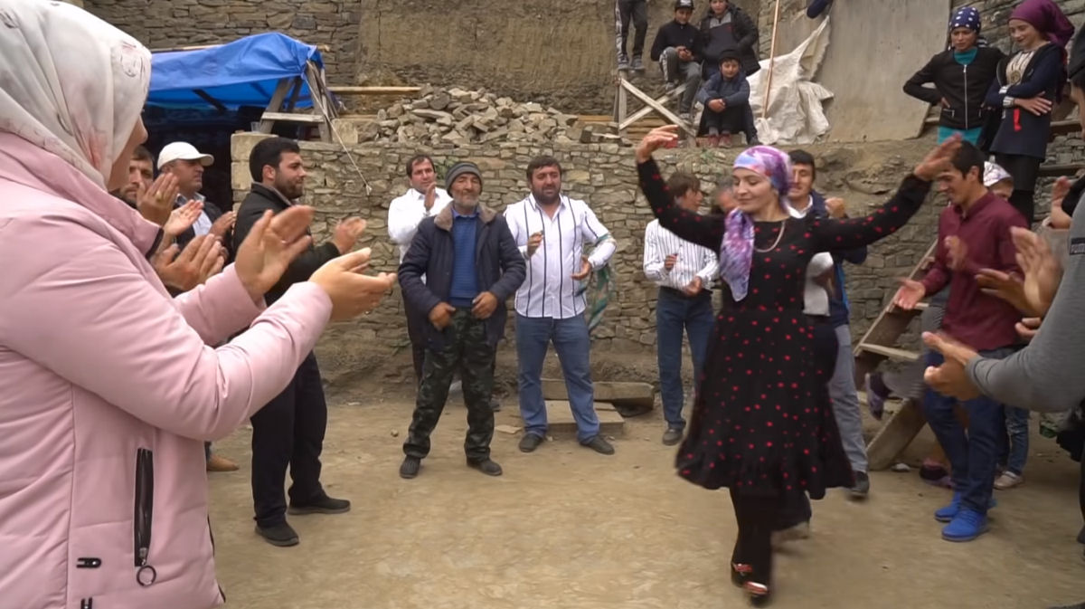 A divertida festança de um casamento tradicional no Cáucaso Daguestanês