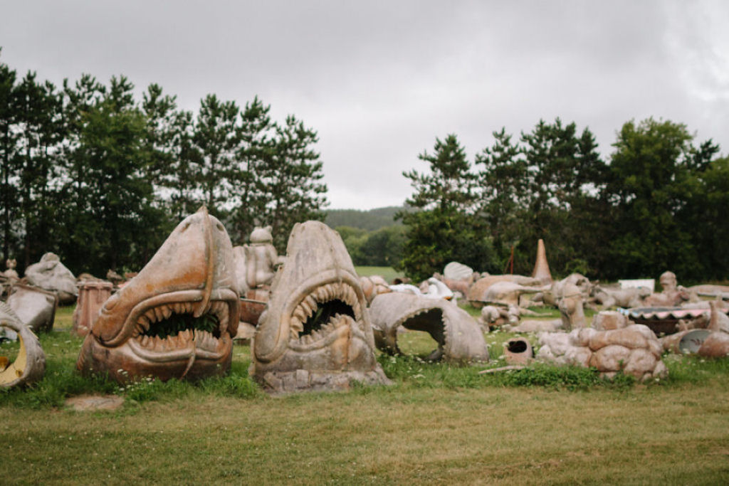 O cemitério da diversão de estátuas de fibra de vidro, nos EUA