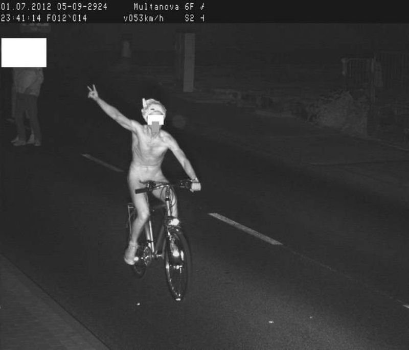 Radar flagra excesso de velocidade de um ciclista nu com as calas na cabea