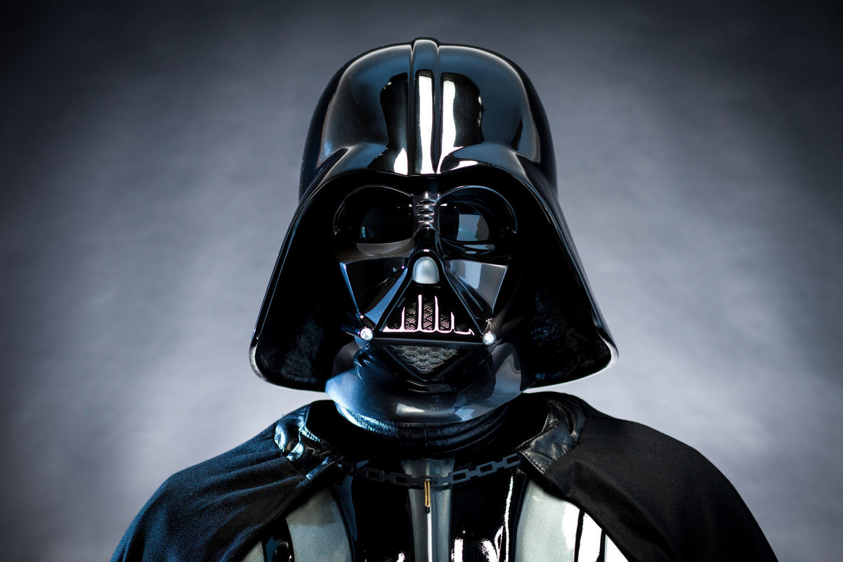Pianista vestido de Darth Vader toca a 