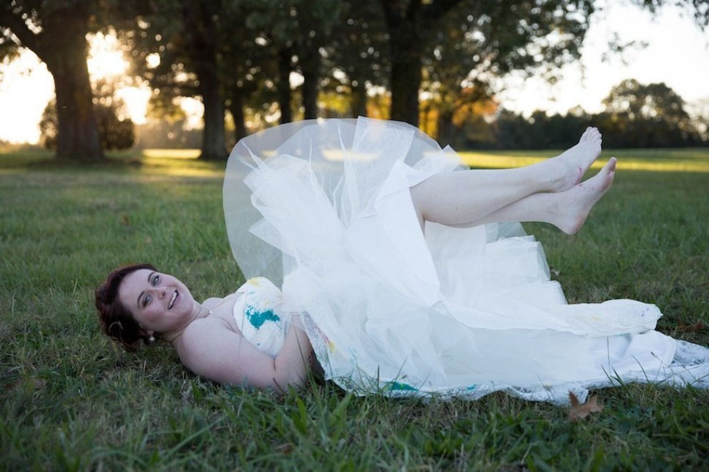 Esta noiva destruiu seu vestido de casamento depois de ser abandonada no altar por seu noivo 02