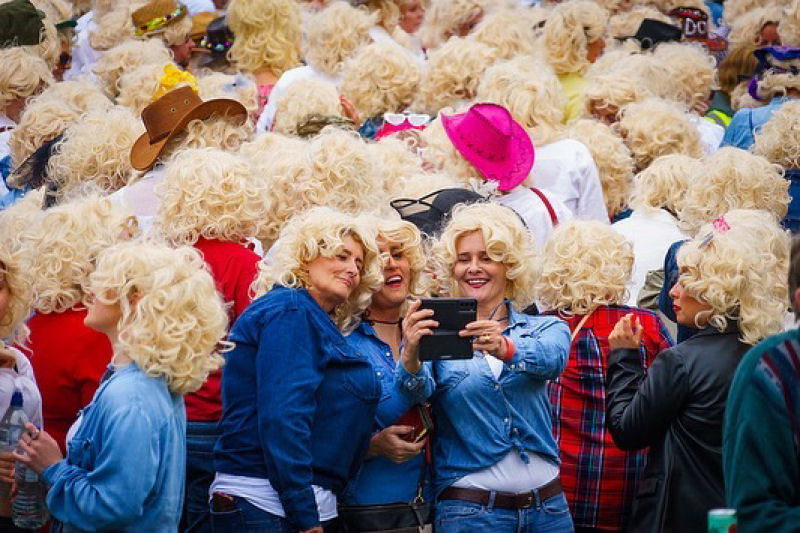 Concurso de ssias de Dolly Parton atrai mais de 1.100 imitadores de peruca para quebrar recorde mundial