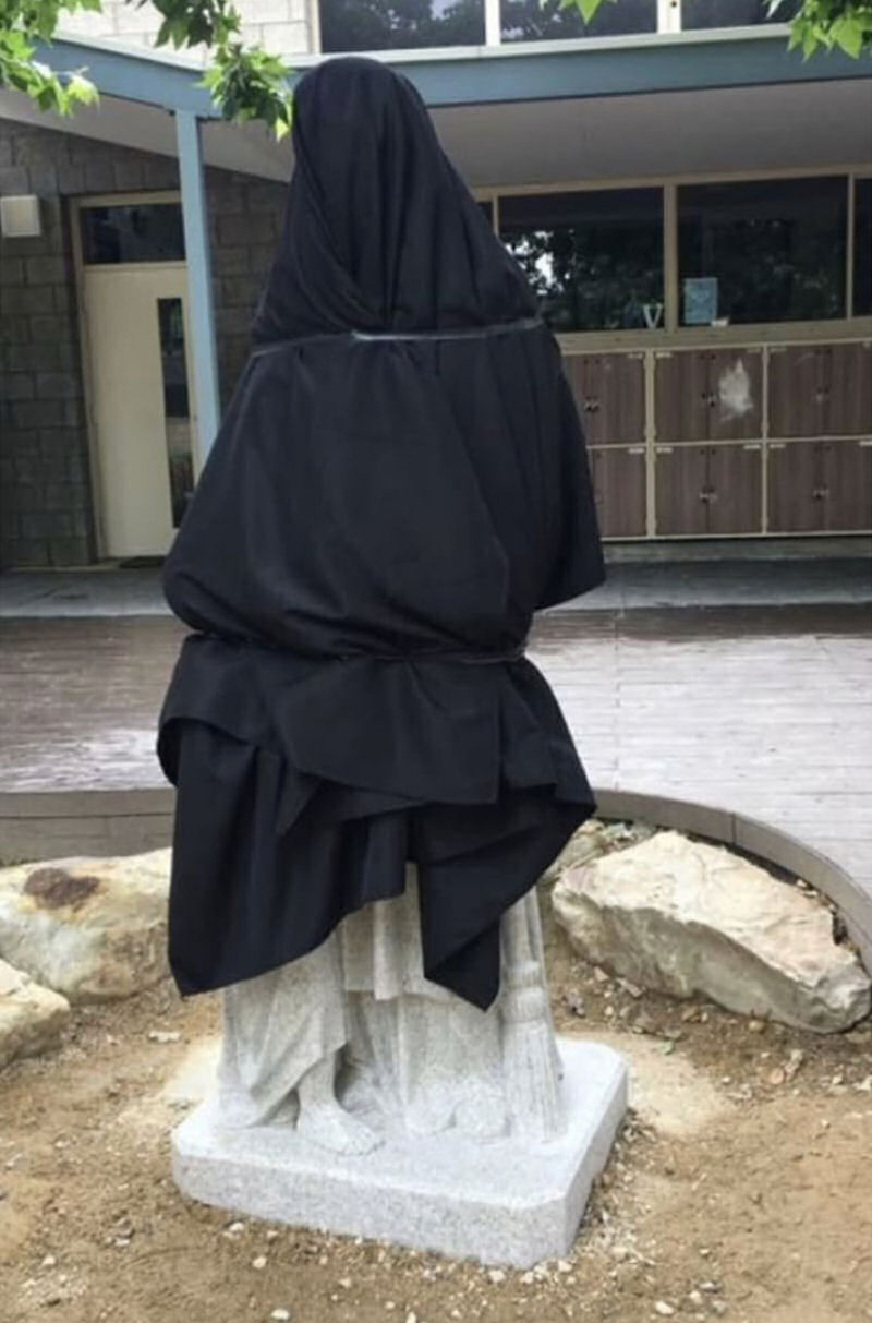 Escola catlica australiana  obrigada a cobrir uma esttua por sua conotao pervertida