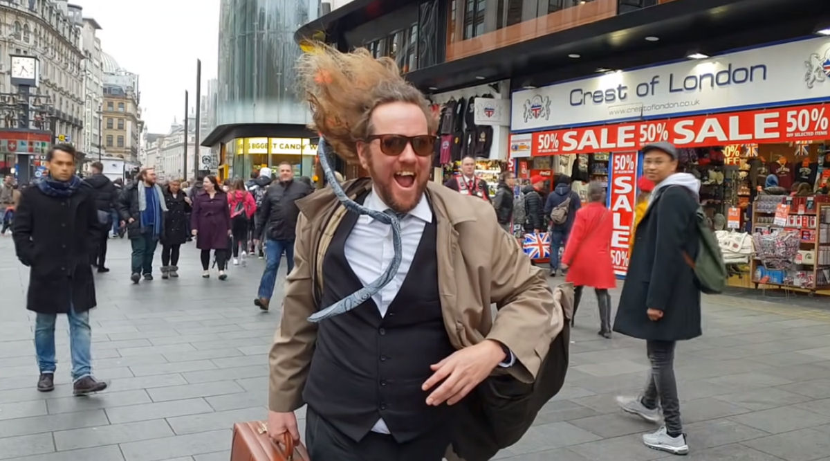 'Homem com pressa' está congelado no tempo nas ruas de Londres