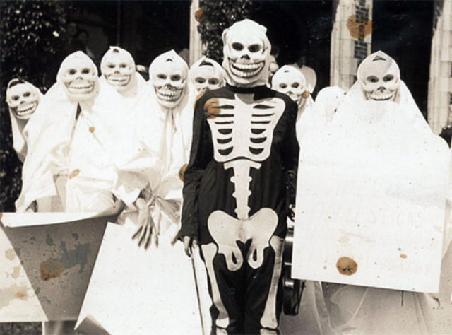 Estas antigas fantasias de Halloween feitas em casa so capazes de assustar qualquer um 26