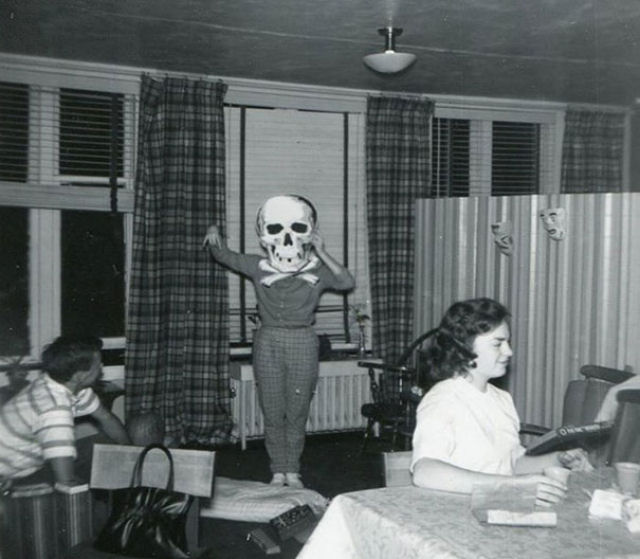 Estas antigas fantasias de Halloween feitas em casa so capazes de assustar qualquer um 49