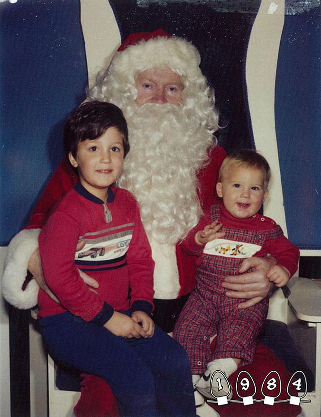 Dois irmos fizeram fotografias no colo do Papai Noel durante os ltimos 34 anos 05