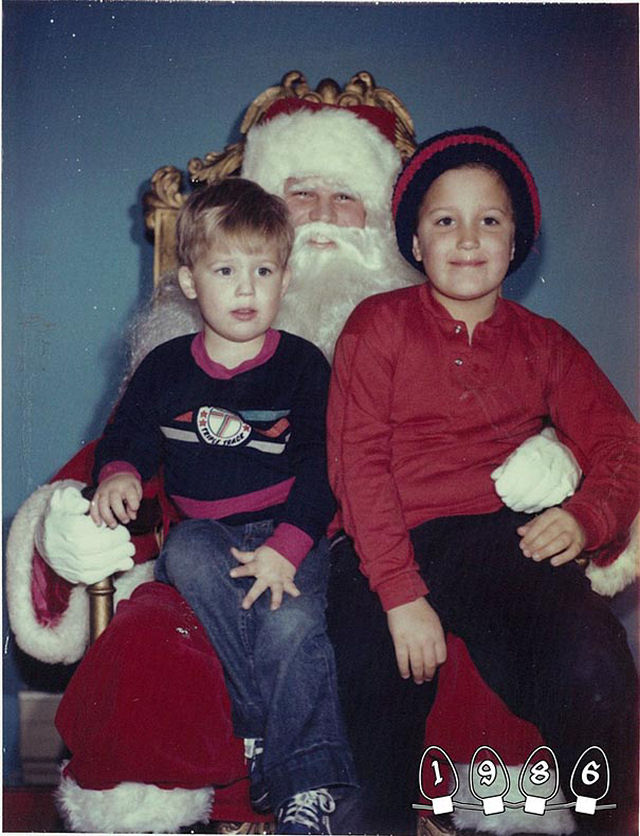 Dois irmos fizeram fotografias no colo do Papai Noel durante os ltimos 34 anos 07