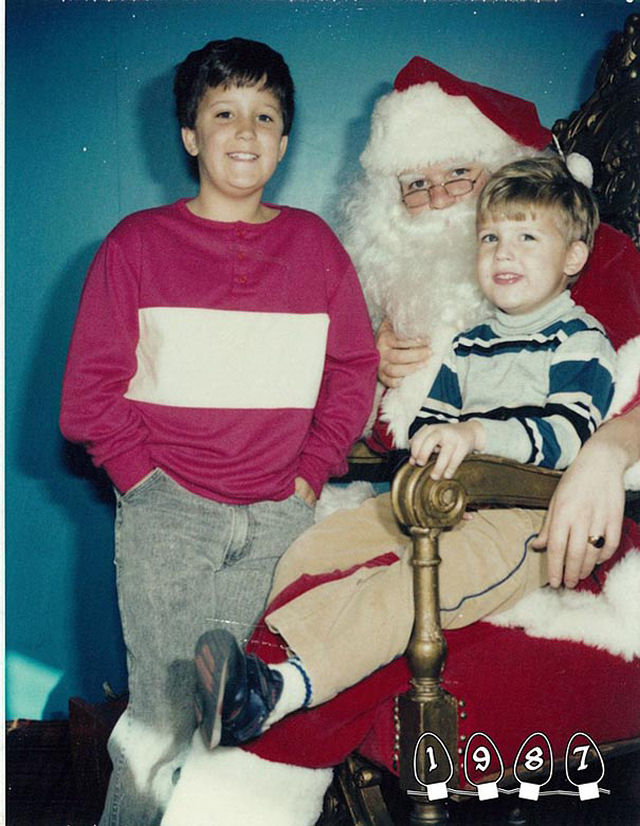 Dois irmos fizeram fotografias no colo do Papai Noel durante os ltimos 34 anos 08