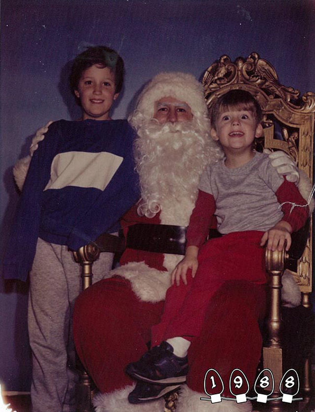 Dois irmos fizeram fotografias no colo do Papai Noel durante os ltimos 34 anos 09
