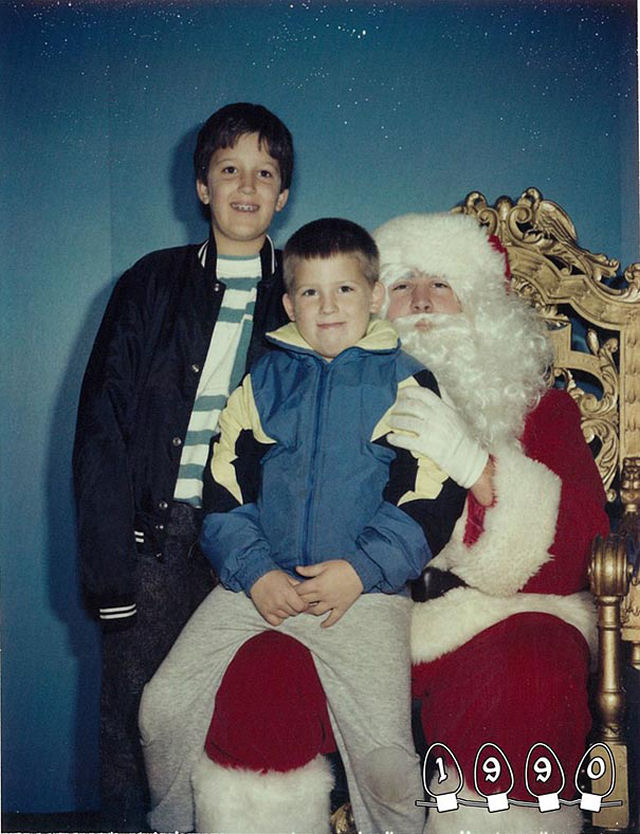 Dois irmos fizeram fotografias no colo do Papai Noel durante os ltimos 34 anos 11