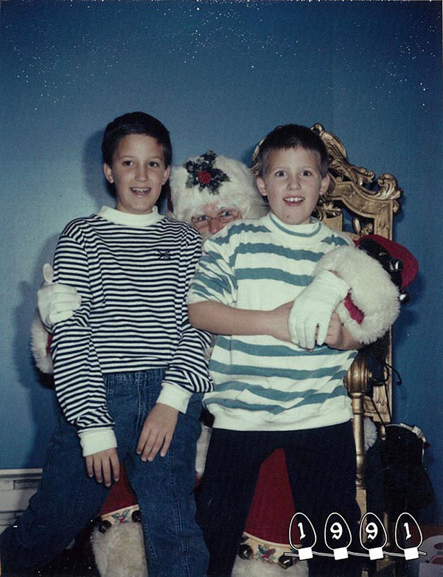 Dois irmos fizeram fotografias no colo do Papai Noel durante os ltimos 34 anos 12