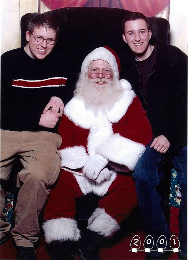 Dois irmos fizeram fotografias no colo do Papai Noel durante os ltimos 34 anos 22