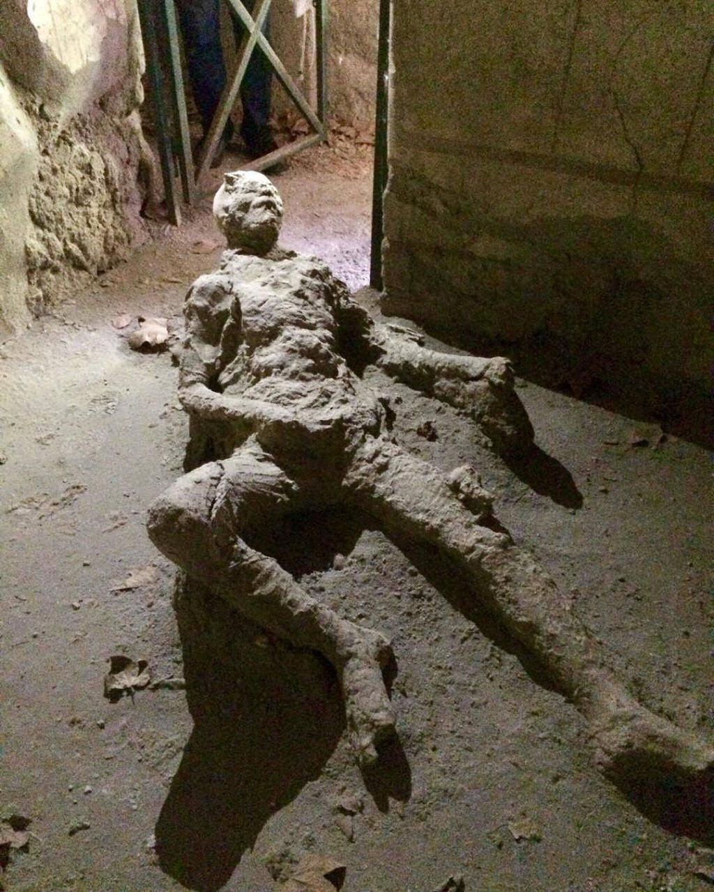 Morreu fazendo o que gostava? Viraliza a imagem de um homem petrificado em Pompeia