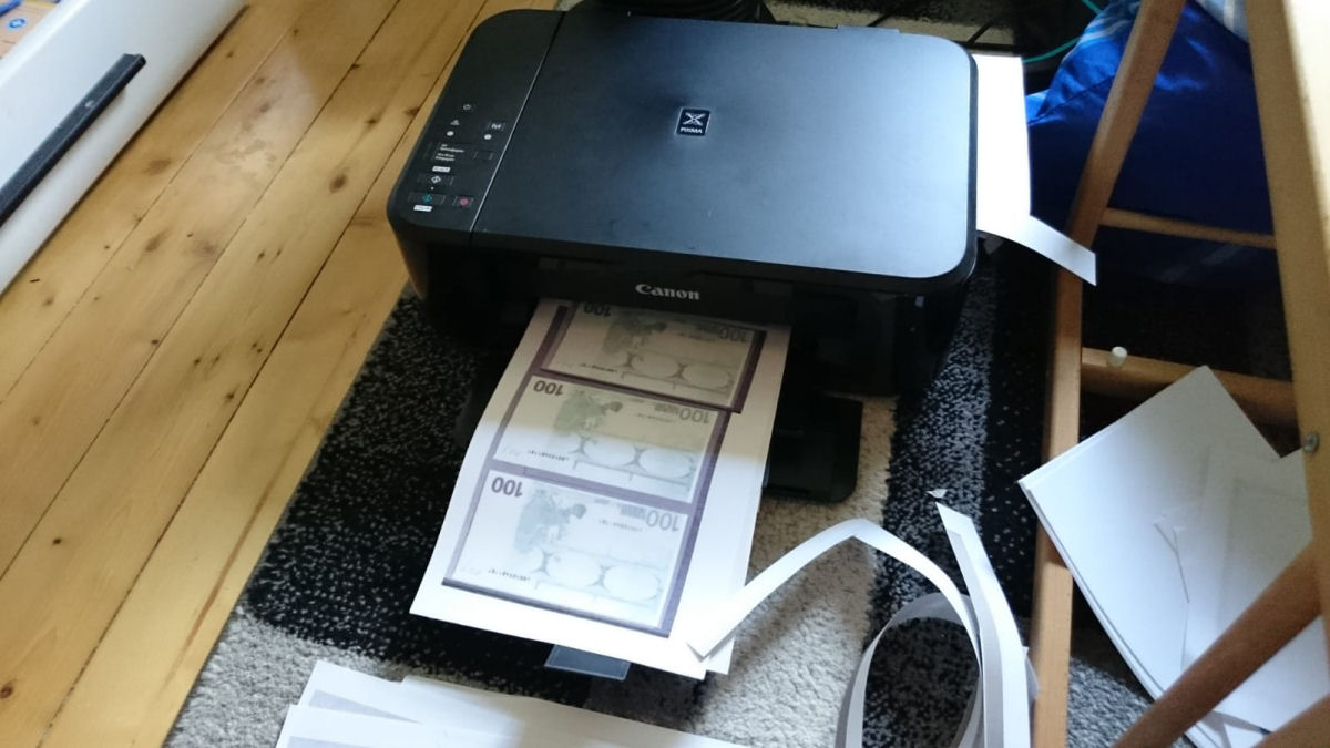 Jovem alem tenta comprar carro com dinheiro falso impresso com jato de tinta