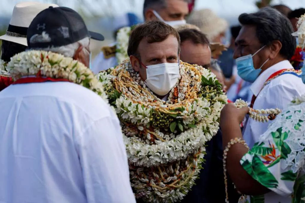 Macron vira meme ao ser 'sufocado por flores' em visita à Polinésia Francesa
