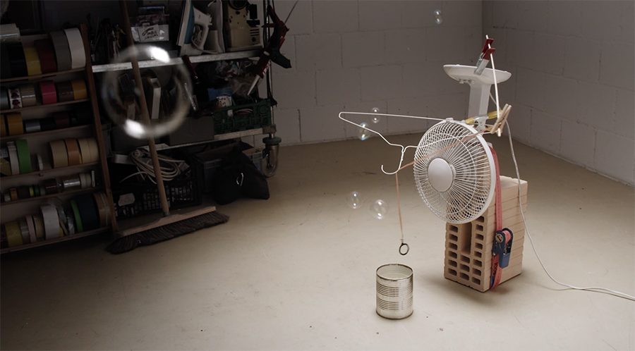 Uma criativa máquina de bolhas de sabão caseira
