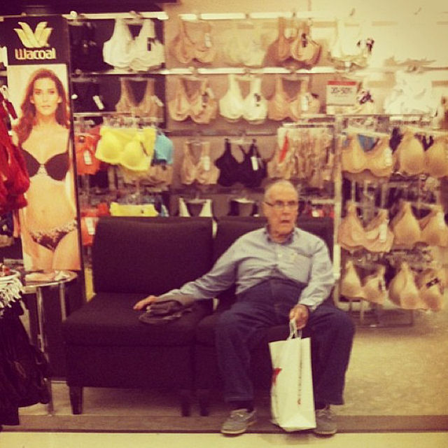 Fotos engraçadas de “Homens Miseráveis” nas compras com suas mulheres 10