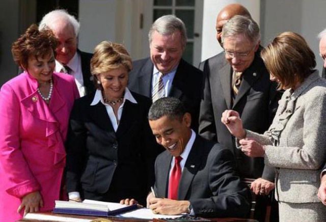 Como Obama assina os documentos 07