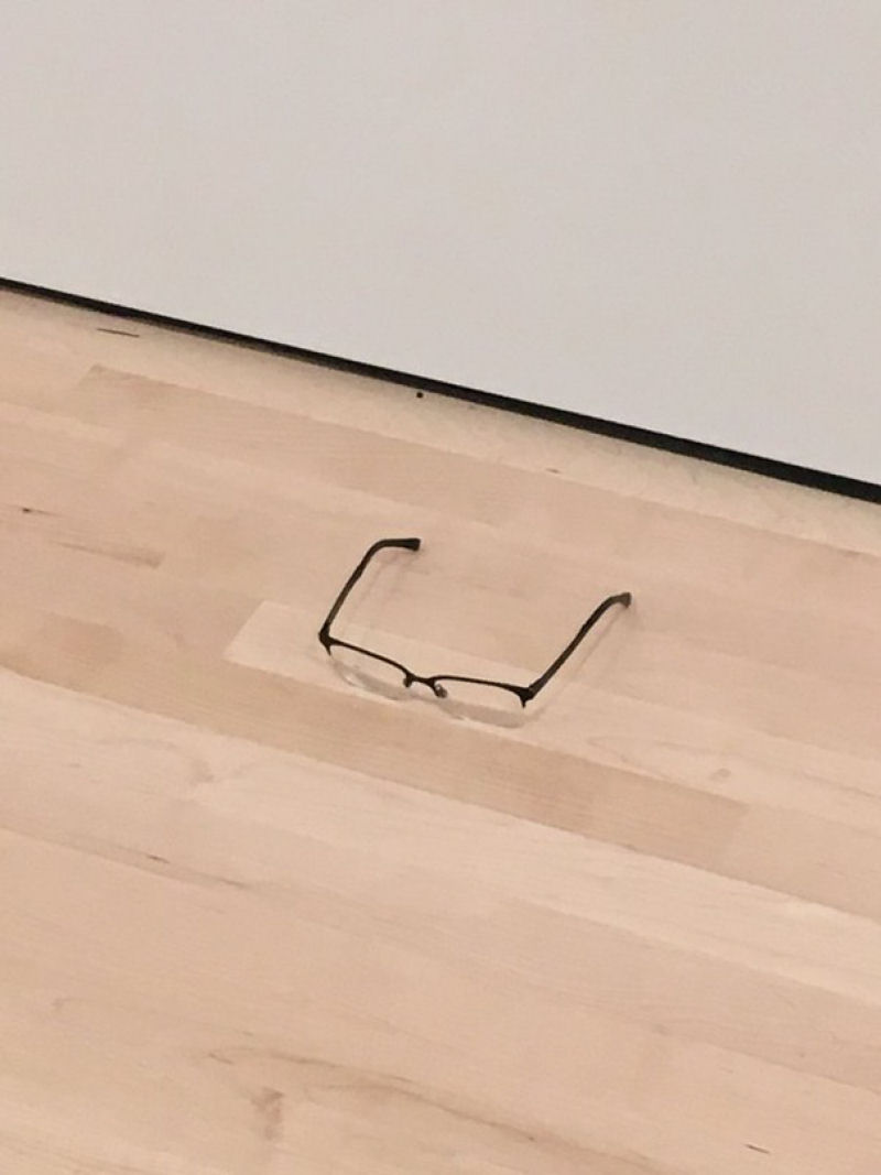 Jovem deixou suas lentes no piso de uma galeria e os visitantes acharam que era uma obra de arte 02