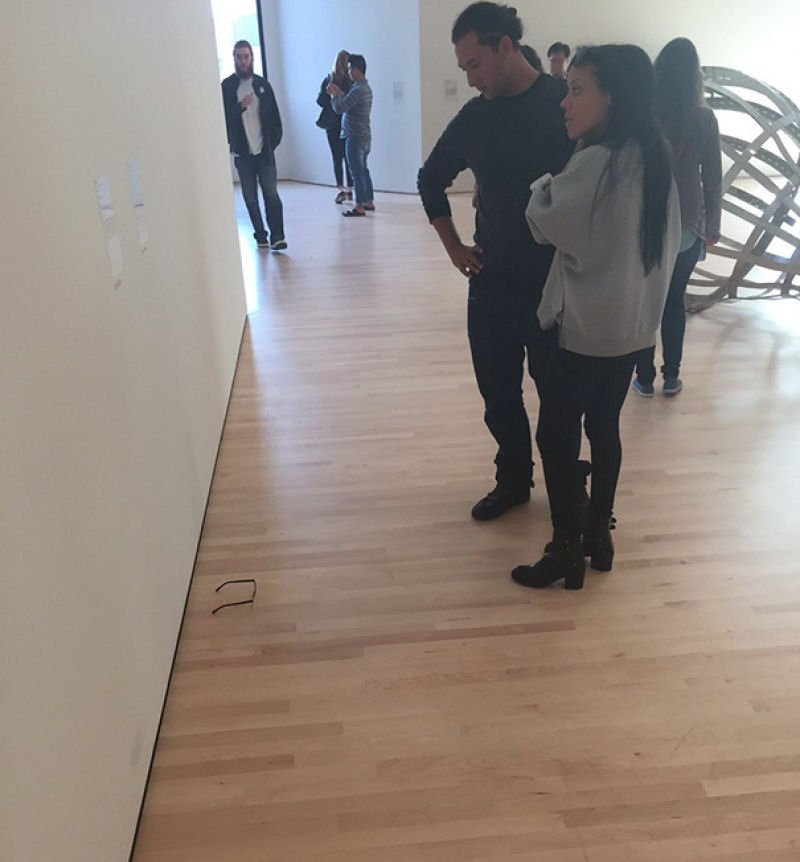 Jovem deixou suas lentes no piso de uma galeria e os visitantes acharam que era uma obra de arte 04