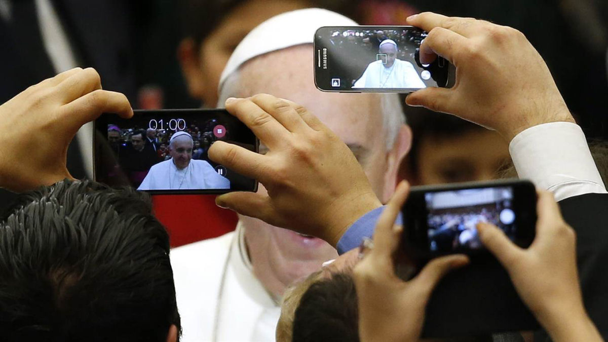 Vaticano desmente que o papa Francisco esteja enviando bnos pelo WhatsApp