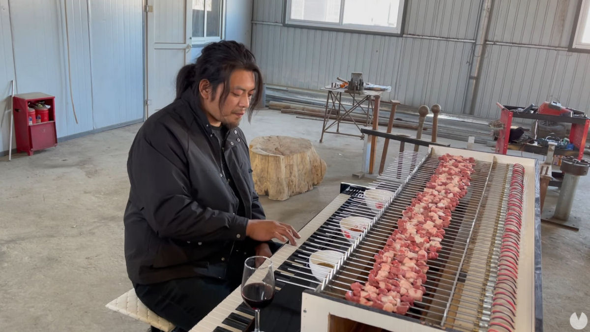 Youtuber honconguês criou um piano com rodas, motor elétrico e grelha para churrasco