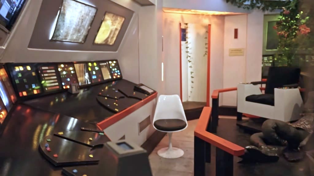 Um cara chamado James T. Kirk construiu uma réplica da ponte USS Enterprise em sua casa