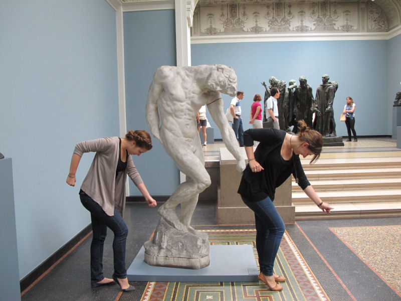Estas pessoas provaram que posar com estátuas pode realmente ser divertido 07