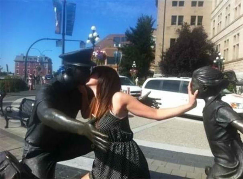 Estas pessoas provaram que posar com estátuas pode realmente ser divertido 12