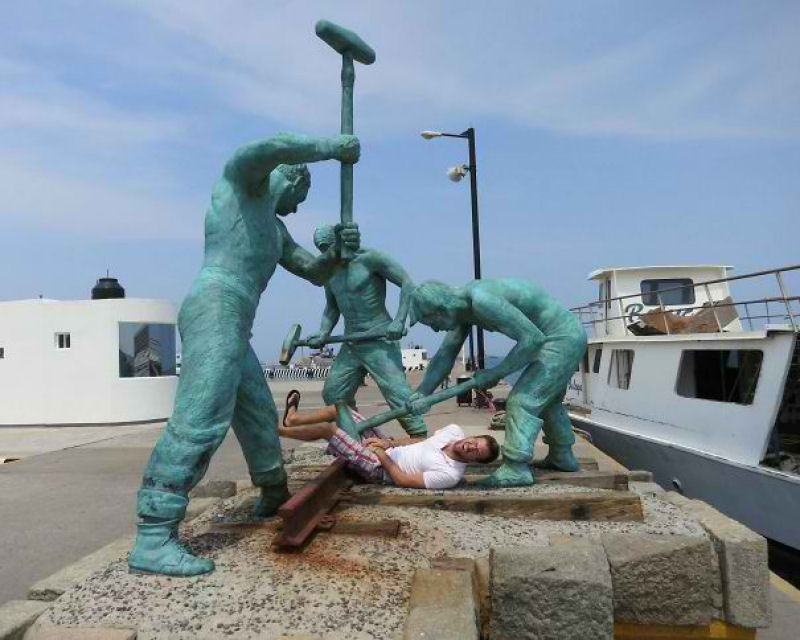 Estas pessoas provaram que posar com estátuas pode realmente ser divertido 16