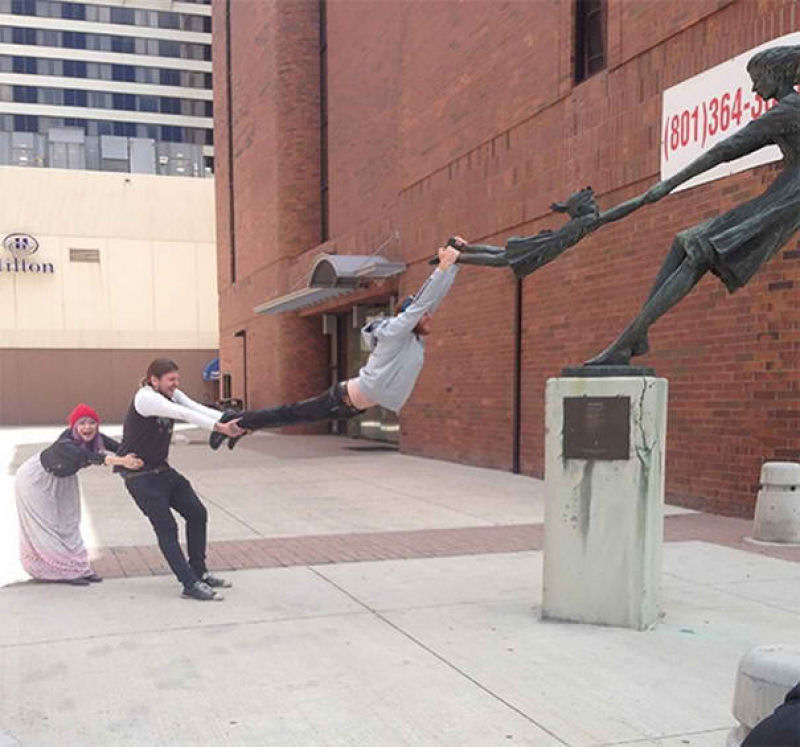 Estas pessoas provaram que posar com estátuas pode realmente ser divertido 24