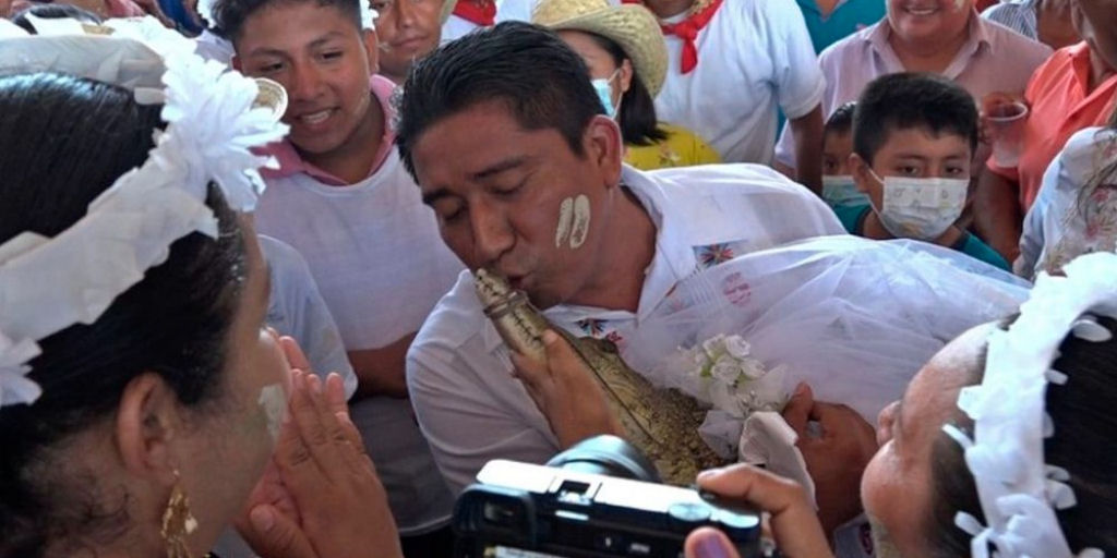 Prefeito mexicano se casa com jacaré-fêmea vestida de noiva