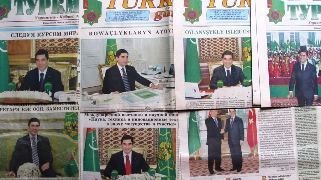 Polcia do Turcomenisto inspeciona banheiros atrs de jornais com fotos do presidente sendo usados como papel higinico