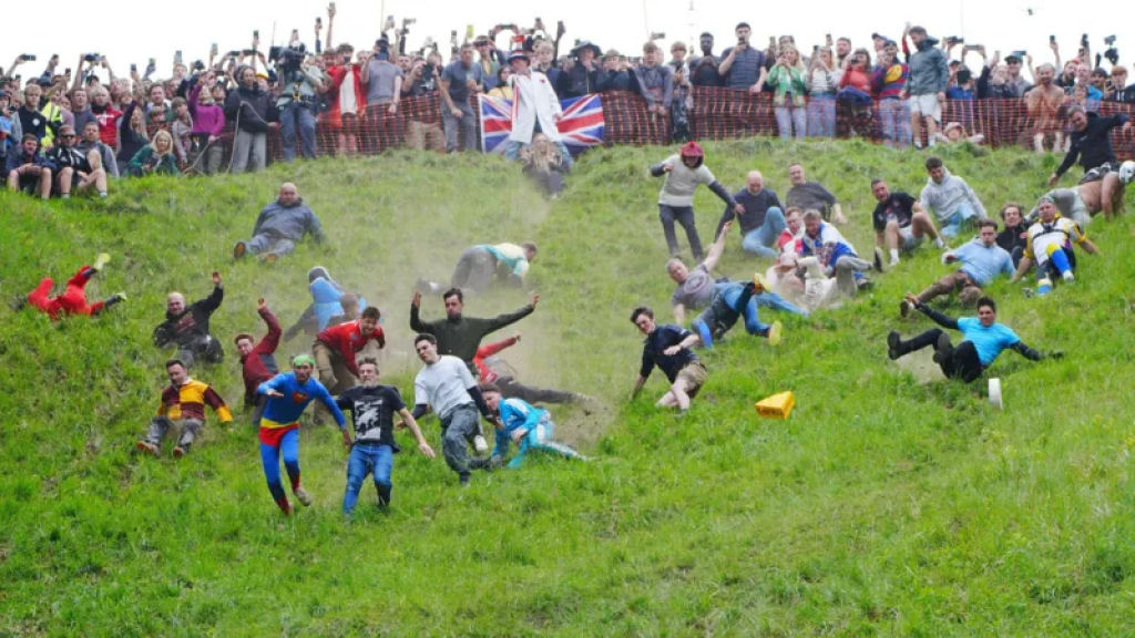Corrida do queijo morro abaixo só mandou uma pessoa para o hospital este ano