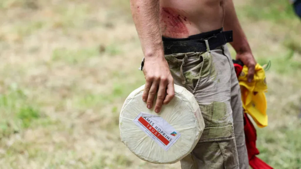 Corrida do queijo morro abaixo só mandou uma pessoa para o hospital este ano