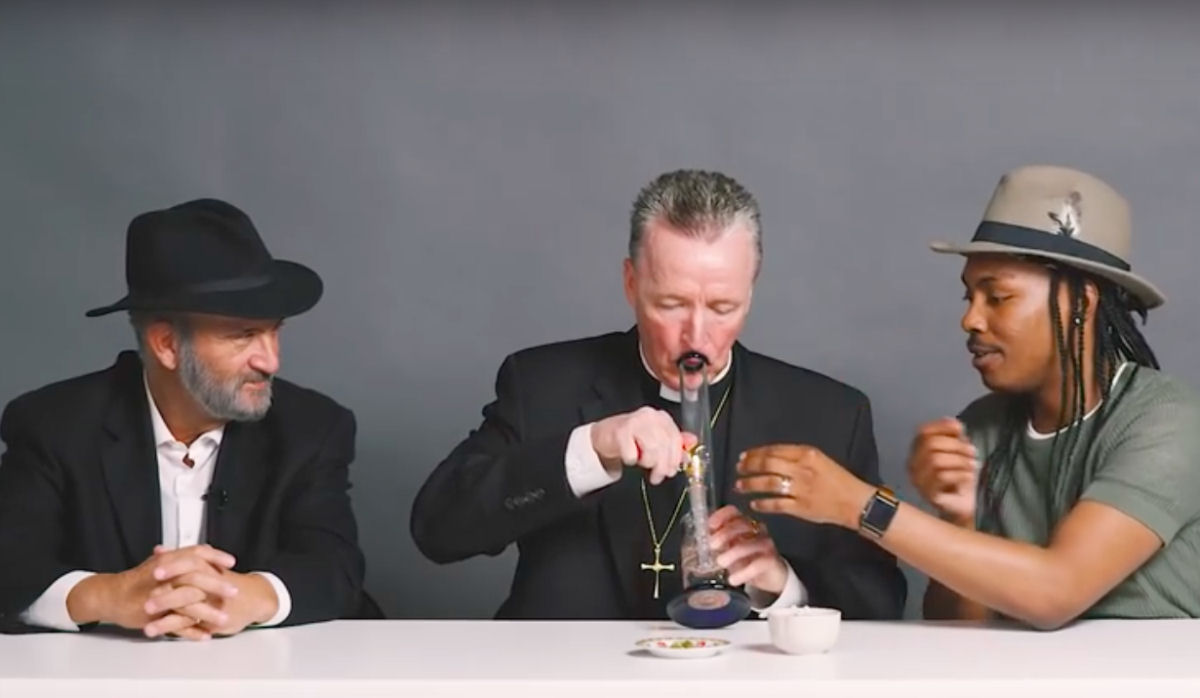 O momento surrealista em que um rabino, um padre e um ateu fumam maconha juntos