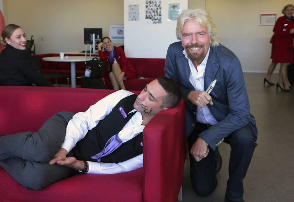 Richard Branson flagrou um empregado dormindo no trabalho 08