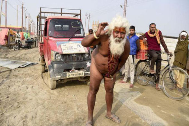 Chupa Superman! Sadhu indiano reboca carro por 30 metros com sua masculinidade