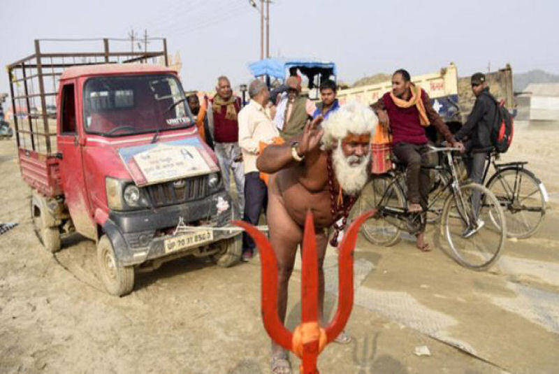 Chupa Superman! Sadhu indiano reboca carro por 30 metros com sua masculinidade