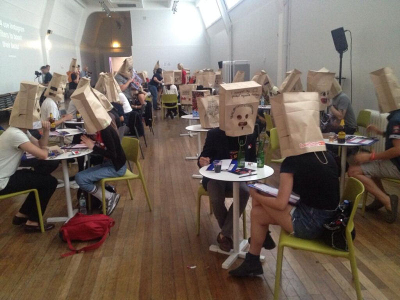 Participantes de multiencontros cobrem a cabea com saco de papel para primeiros encontros