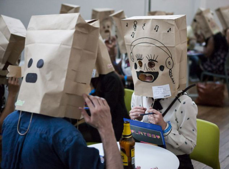Participantes de multiencontros cobrem a cabea com saco de papel para primeiros encontros