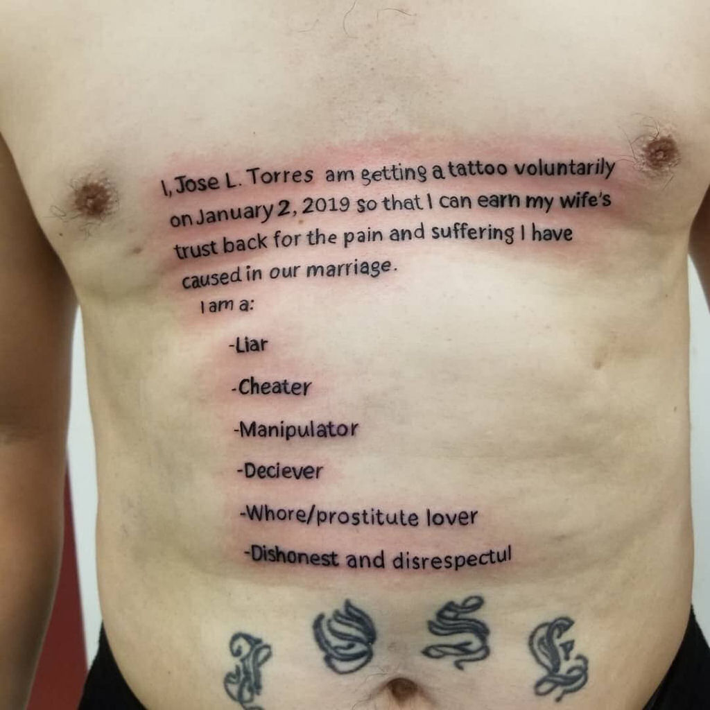 Homem tenta reconquistar a esposa com tatuagem horrorosa no peito